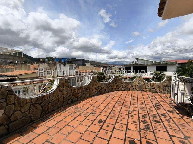 Casa en venta de 2 plantas, 178m, 9H-5B-1P, ideal para grandes familias o potencial para alquilar habitaciones, posee patio, pozo de agua Urb Yuma - San Diego