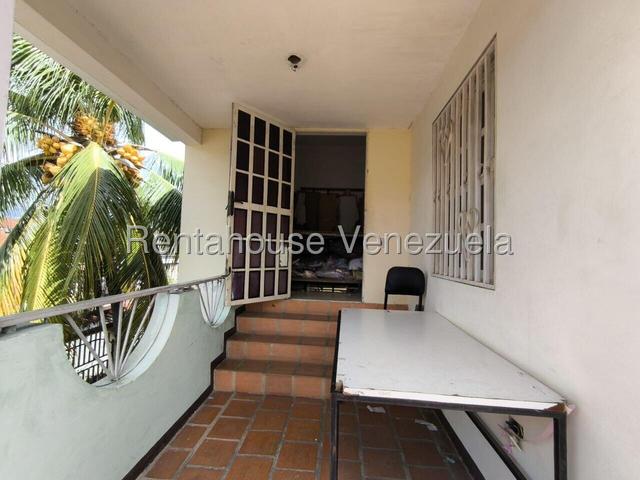 Casa en venta de 2 plantas, 178m, 9H-5B-1P, ideal para grandes familias o potencial para alquilar habitaciones, posee patio, pozo de agua Urb Yuma - San Diego