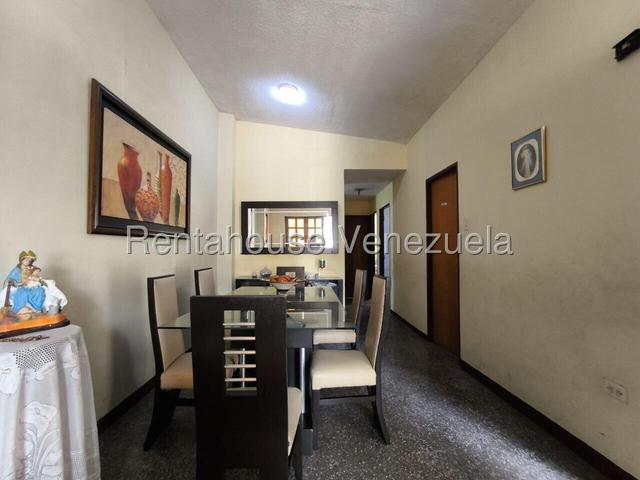 Casa en venta de 2 plantas, 178m, 9H-5B-1P, ideal para grandes familias o potencial para alquilar habitaciones, posee patio, pozo de agua Urb Yuma - San Diego