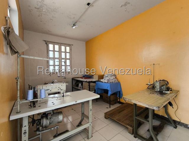 Casa en venta de 2 plantas, 178m, 9H-5B-1P, ideal para grandes familias o potencial para alquilar habitaciones, posee patio, pozo de agua Urb Yuma - San Diego