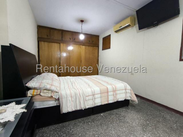 Casa en venta de 2 plantas, 178m, 9H-5B-1P, ideal para grandes familias o potencial para alquilar habitaciones, posee patio, pozo de agua Urb Yuma - San Diego