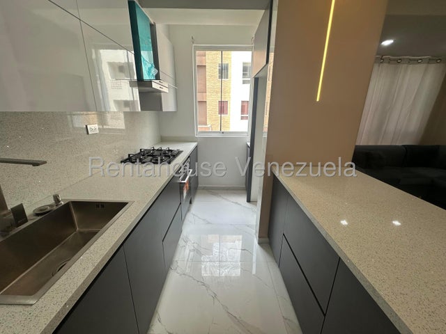 Apartamento en Alquiler Barrio Sucre las Delicias ESTRENA CON EL CONFORT QUE MERECES! Apartamento de Lujo en Alquiler - Zona Norte de Maracay... ¿Buscas exclusividad, modernidad y cero preocupaciones? Este impecable apartamento totalmente amoblado y a estrenar es el lienzo perfecto para tu nuevo estilo de vida. Ubicado en una de las zonas más cotizadas y seguras de la ciudad, en un conjunto residencial de reciente construcción.  750 Property Type: Apartamento Dormitorios: 3 Total Banos: 2 Mts2: 