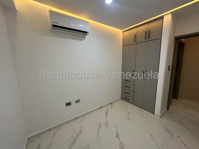 Apartamento en Alquiler Barrio Sucre las Delicias ESTRENA CON EL CONFORT QUE MERECES! Apartamento de Lujo en Alquiler - Zona Norte de Maracay... ¿Buscas exclusividad, modernidad y cero preocupaciones? Este impecable apartamento totalmente amoblado y a estrenar es el lienzo perfecto para tu nuevo estilo de vida. Ubicado en una de las zonas más cotizadas y seguras de la ciudad, en un conjunto residencial de reciente construcción.  750 Property Type: Apartamento Dormitorios: 3 Total Banos: 2 Mts2: 
