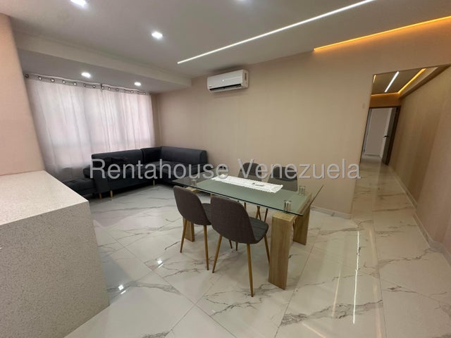 Apartamento en Alquiler Barrio Sucre las Delicias ESTRENA CON EL CONFORT QUE MERECES! Apartamento de Lujo en Alquiler - Zona Norte de Maracay... ¿Buscas exclusividad, modernidad y cero preocupaciones? Este impecable apartamento totalmente amoblado y a estrenar es el lienzo perfecto para tu nuevo estilo de vida. Ubicado en una de las zonas más cotizadas y seguras de la ciudad, en un conjunto residencial de reciente construcción.  750 Property Type: Apartamento Dormitorios: 3 Total Banos: 2 Mts2: 