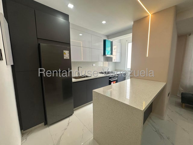 Apartamento en Alquiler Barrio Sucre las Delicias ESTRENA CON EL CONFORT QUE MERECES! Apartamento de Lujo en Alquiler - Zona Norte de Maracay... ¿Buscas exclusividad, modernidad y cero preocupaciones? Este impecable apartamento totalmente amoblado y a estrenar es el lienzo perfecto para tu nuevo estilo de vida. Ubicado en una de las zonas más cotizadas y seguras de la ciudad, en un conjunto residencial de reciente construcción.  750 Property Type: Apartamento Dormitorios: 3 Total Banos: 2 Mts2: 