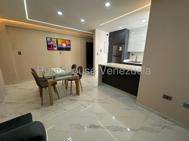 Apartamento en Alquiler Barrio Sucre las Delicias ESTRENA CON EL CONFORT QUE MERECES! Apartamento de Lujo en Alquiler - Zona Norte de Maracay... ¿Buscas exclusividad, modernidad y cero preocupaciones? Este impecable apartamento totalmente amoblado y a estrenar es el lienzo perfecto para tu nuevo estilo de vida. Ubicado en una de las zonas más cotizadas y seguras de la ciudad, en un conjunto residencial de reciente construcción.  750 Property Type: Apartamento Dormitorios: 3 Total Banos: 2 Mts2: 