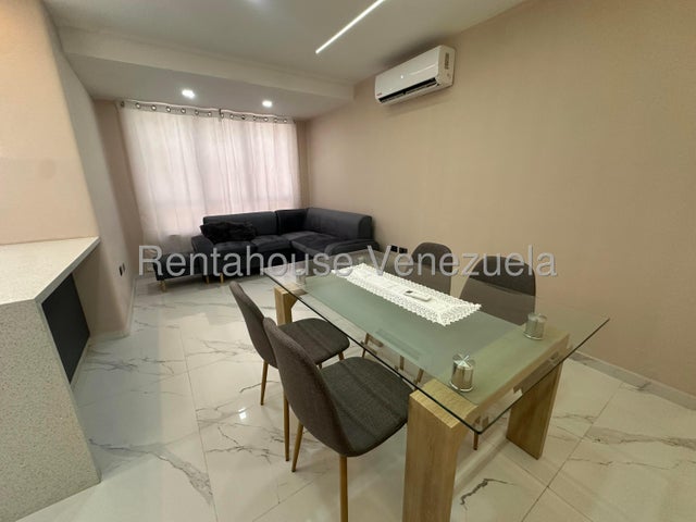 Apartamento en Alquiler Barrio Sucre las Delicias ESTRENA CON EL CONFORT QUE MERECES! Apartamento de Lujo en Alquiler - Zona Norte de Maracay... ¿Buscas exclusividad, modernidad y cero preocupaciones? Este impecable apartamento totalmente amoblado y a estrenar es el lienzo perfecto para tu nuevo estilo de vida. Ubicado en una de las zonas más cotizadas y seguras de la ciudad, en un conjunto residencial de reciente construcción.  750 Property Type: Apartamento Dormitorios: 3 Total Banos: 2 Mts2: 