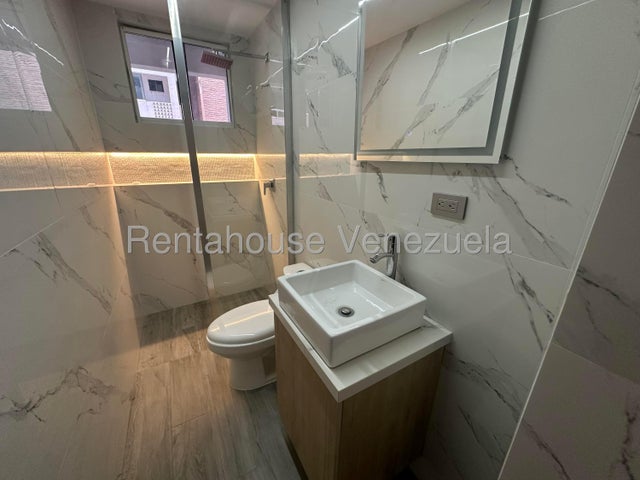 Apartamento en Alquiler Barrio Sucre las Delicias ESTRENA CON EL CONFORT QUE MERECES! Apartamento de Lujo en Alquiler - Zona Norte de Maracay... ¿Buscas exclusividad, modernidad y cero preocupaciones? Este impecable apartamento totalmente amoblado y a estrenar es el lienzo perfecto para tu nuevo estilo de vida. Ubicado en una de las zonas más cotizadas y seguras de la ciudad, en un conjunto residencial de reciente construcción.  750 Property Type: Apartamento Dormitorios: 3 Total Banos: 2 Mts2: 