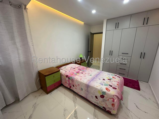 Apartamento en Alquiler Barrio Sucre las Delicias ESTRENA CON EL CONFORT QUE MERECES! Apartamento de Lujo en Alquiler - Zona Norte de Maracay... ¿Buscas exclusividad, modernidad y cero preocupaciones? Este impecable apartamento totalmente amoblado y a estrenar es el lienzo perfecto para tu nuevo estilo de vida. Ubicado en una de las zonas más cotizadas y seguras de la ciudad, en un conjunto residencial de reciente construcción.  750 Property Type: Apartamento Dormitorios: 3 Total Banos: 2 Mts2: 