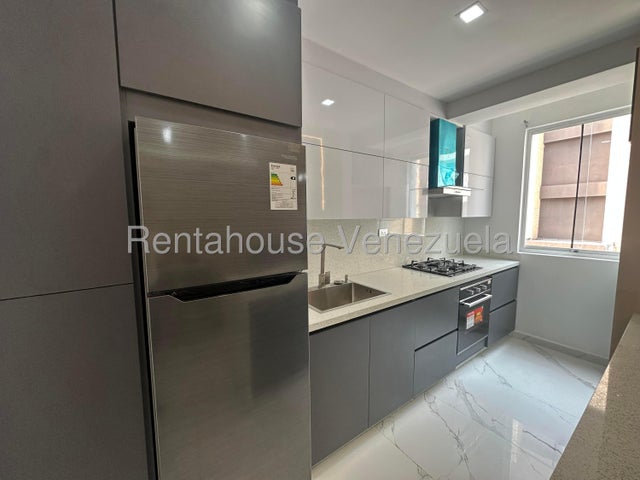 Apartamento en Alquiler Barrio Sucre las Delicias ESTRENA CON EL CONFORT QUE MERECES! Apartamento de Lujo en Alquiler - Zona Norte de Maracay... ¿Buscas exclusividad, modernidad y cero preocupaciones? Este impecable apartamento totalmente amoblado y a estrenar es el lienzo perfecto para tu nuevo estilo de vida. Ubicado en una de las zonas más cotizadas y seguras de la ciudad, en un conjunto residencial de reciente construcción.  750 Property Type: Apartamento Dormitorios: 3 Total Banos: 2 Mts2: 