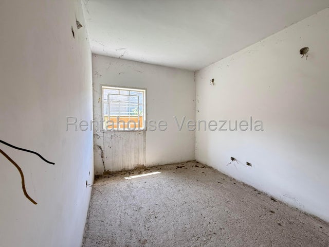 Apartamento en Venta En Turmero Urb. La Pradera Obra Gris 27-3584