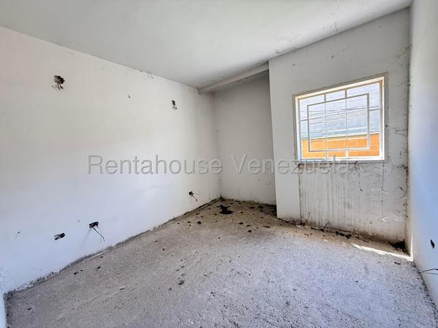 Apartamento en Venta En Turmero Urb. La Pradera Obra Gris 27-3584