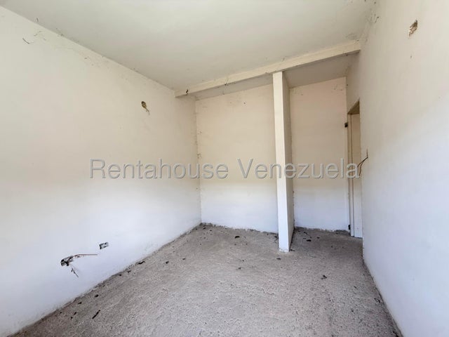 Apartamento en Venta En Turmero Urb. La Pradera Obra Gris 27-3584