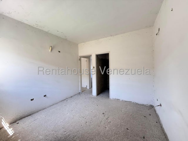 Apartamento en Venta En Turmero Urb. La Pradera Obra Gris 27-3584