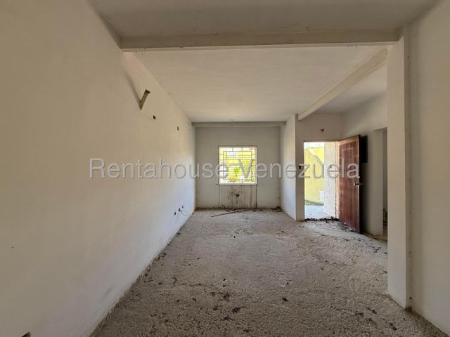 Apartamento en Venta En Turmero Urb. La Pradera Obra Gris 27-3584