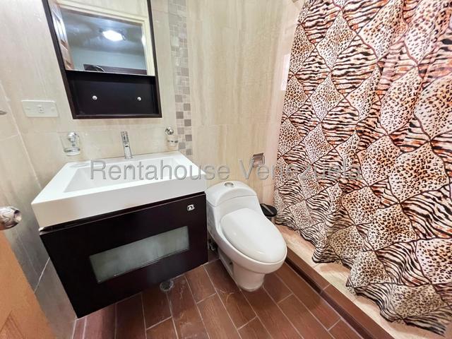 Apartamento en Alquiler en Res. Los Frailes Urb. Los Chaguaramos  27-3776