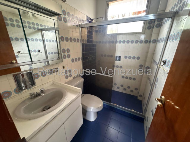 VENTA LA TRINIDAD  #26-20559 ¡Gran Oportunidad en La Trinidad! Amplia Casa en Calle Cerrada y Ubicación Privilegiada. Si buscas seguridad, espacio y una ubicación inmejorable para tu familia, esta propiedad es para ti. Ubicada en una exclusiva calle cerrada en La Trinidad (justo frente al Centro Comercial La Trinidad), esta casa en esquina ofrece todo lo que necesitas para vivir con total comodidad y tranquilidad