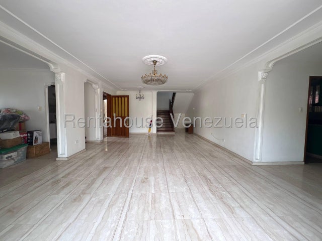 VENTA LA TRINIDAD  #26-20559 ¡Gran Oportunidad en La Trinidad! Amplia Casa en Calle Cerrada y Ubicación Privilegiada. Si buscas seguridad, espacio y una ubicación inmejorable para tu familia, esta propiedad es para ti. Ubicada en una exclusiva calle cerrada en La Trinidad (justo frente al Centro Comercial La Trinidad), esta casa en esquina ofrece todo lo que necesitas para vivir con total comodidad y tranquilidad