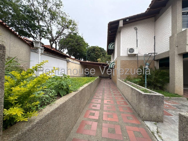 VENTA LA TRINIDAD  #26-20559 ¡Gran Oportunidad en La Trinidad! Amplia Casa en Calle Cerrada y Ubicación Privilegiada. Si buscas seguridad, espacio y una ubicación inmejorable para tu familia, esta propiedad es para ti. Ubicada en una exclusiva calle cerrada en La Trinidad (justo frente al Centro Comercial La Trinidad), esta casa en esquina ofrece todo lo que necesitas para vivir con total comodidad y tranquilidad