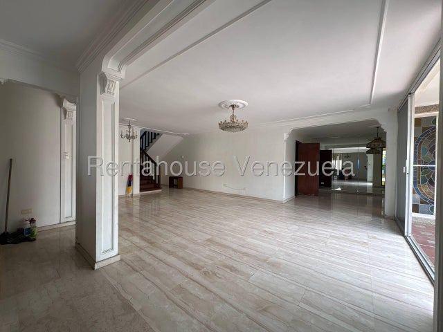VENTA LA TRINIDAD  #26-20559 ¡Gran Oportunidad en La Trinidad! Amplia Casa en Calle Cerrada y Ubicación Privilegiada. Si buscas seguridad, espacio y una ubicación inmejorable para tu familia, esta propiedad es para ti. Ubicada en una exclusiva calle cerrada en La Trinidad (justo frente al Centro Comercial La Trinidad), esta casa en esquina ofrece todo lo que necesitas para vivir con total comodidad y tranquilidad