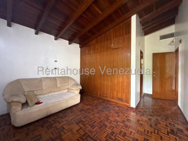 VENTA LA TRINIDAD  #26-20559 ¡Gran Oportunidad en La Trinidad! Amplia Casa en Calle Cerrada y Ubicación Privilegiada. Si buscas seguridad, espacio y una ubicación inmejorable para tu familia, esta propiedad es para ti. Ubicada en una exclusiva calle cerrada en La Trinidad (justo frente al Centro Comercial La Trinidad), esta casa en esquina ofrece todo lo que necesitas para vivir con total comodidad y tranquilidad