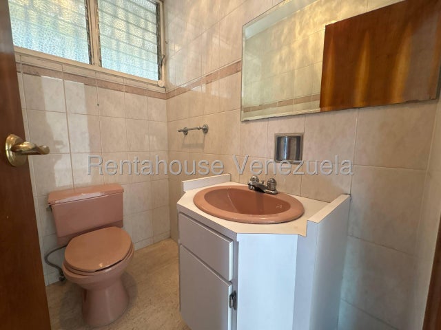 VENTA LA TRINIDAD  #26-20559 ¡Gran Oportunidad en La Trinidad! Amplia Casa en Calle Cerrada y Ubicación Privilegiada. Si buscas seguridad, espacio y una ubicación inmejorable para tu familia, esta propiedad es para ti. Ubicada en una exclusiva calle cerrada en La Trinidad (justo frente al Centro Comercial La Trinidad), esta casa en esquina ofrece todo lo que necesitas para vivir con total comodidad y tranquilidad
