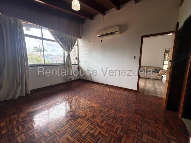 VENTA LA TRINIDAD  #26-20559 ¡Gran Oportunidad en La Trinidad! Amplia Casa en Calle Cerrada y Ubicación Privilegiada. Si buscas seguridad, espacio y una ubicación inmejorable para tu familia, esta propiedad es para ti. Ubicada en una exclusiva calle cerrada en La Trinidad (justo frente al Centro Comercial La Trinidad), esta casa en esquina ofrece todo lo que necesitas para vivir con total comodidad y tranquilidad