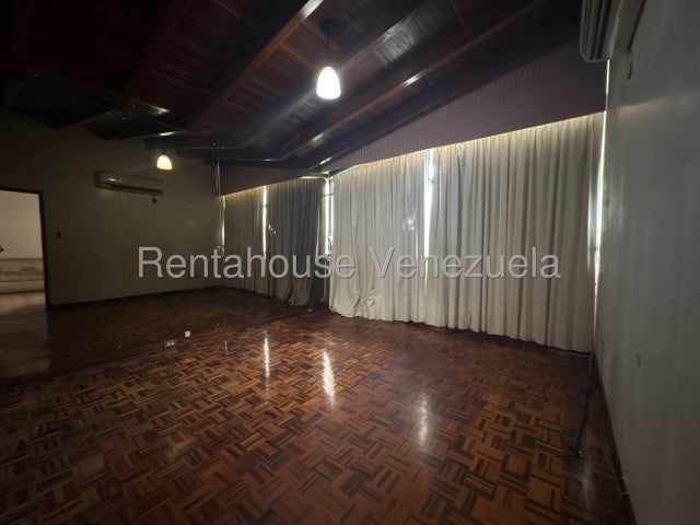 VENTA LA TRINIDAD  #26-20559 ¡Gran Oportunidad en La Trinidad! Amplia Casa en Calle Cerrada y Ubicación Privilegiada. Si buscas seguridad, espacio y una ubicación inmejorable para tu familia, esta propiedad es para ti. Ubicada en una exclusiva calle cerrada en La Trinidad (justo frente al Centro Comercial La Trinidad), esta casa en esquina ofrece todo lo que necesitas para vivir con total comodidad y tranquilidad