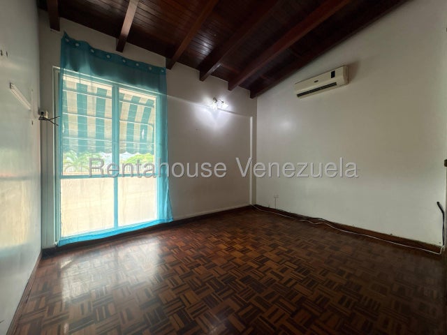 VENTA LA TRINIDAD  #26-20559 ¡Gran Oportunidad en La Trinidad! Amplia Casa en Calle Cerrada y Ubicación Privilegiada. Si buscas seguridad, espacio y una ubicación inmejorable para tu familia, esta propiedad es para ti. Ubicada en una exclusiva calle cerrada en La Trinidad (justo frente al Centro Comercial La Trinidad), esta casa en esquina ofrece todo lo que necesitas para vivir con total comodidad y tranquilidad