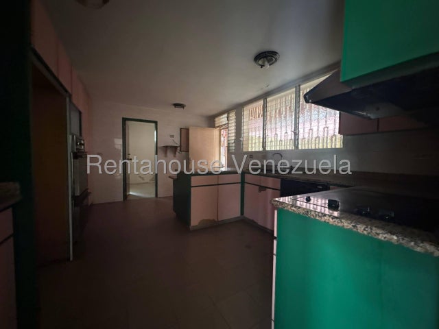 VENTA LA TRINIDAD  #26-20559 ¡Gran Oportunidad en La Trinidad! Amplia Casa en Calle Cerrada y Ubicación Privilegiada. Si buscas seguridad, espacio y una ubicación inmejorable para tu familia, esta propiedad es para ti. Ubicada en una exclusiva calle cerrada en La Trinidad (justo frente al Centro Comercial La Trinidad), esta casa en esquina ofrece todo lo que necesitas para vivir con total comodidad y tranquilidad