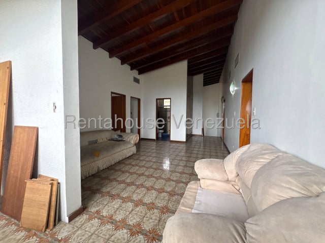 VENTA LA TRINIDAD  #26-20559 ¡Gran Oportunidad en La Trinidad! Amplia Casa en Calle Cerrada y Ubicación Privilegiada. Si buscas seguridad, espacio y una ubicación inmejorable para tu familia, esta propiedad es para ti. Ubicada en una exclusiva calle cerrada en La Trinidad (justo frente al Centro Comercial La Trinidad), esta casa en esquina ofrece todo lo que necesitas para vivir con total comodidad y tranquilidad