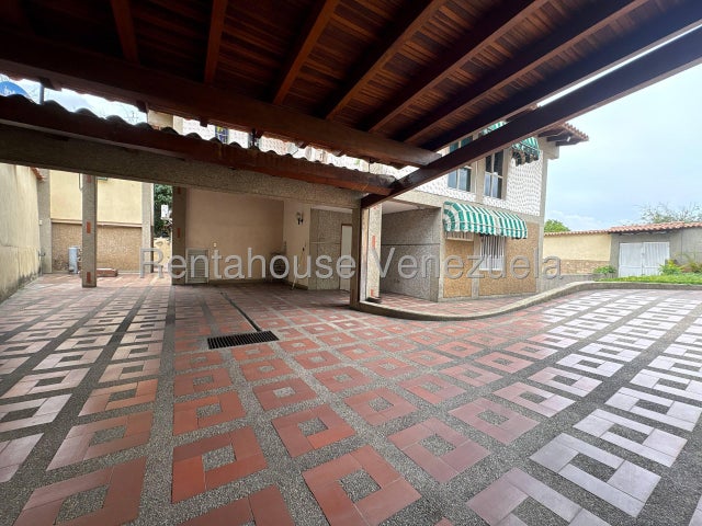 VENTA LA TRINIDAD  #26-20559 ¡Gran Oportunidad en La Trinidad! Amplia Casa en Calle Cerrada y Ubicación Privilegiada. Si buscas seguridad, espacio y una ubicación inmejorable para tu familia, esta propiedad es para ti. Ubicada en una exclusiva calle cerrada en La Trinidad (justo frente al Centro Comercial La Trinidad), esta casa en esquina ofrece todo lo que necesitas para vivir con total comodidad y tranquilidad