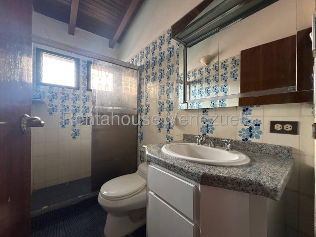 VENTA LA TRINIDAD  #26-20559 ¡Gran Oportunidad en La Trinidad! Amplia Casa en Calle Cerrada y Ubicación Privilegiada. Si buscas seguridad, espacio y una ubicación inmejorable para tu familia, esta propiedad es para ti. Ubicada en una exclusiva calle cerrada en La Trinidad (justo frente al Centro Comercial La Trinidad), esta casa en esquina ofrece todo lo que necesitas para vivir con total comodidad y tranquilidad