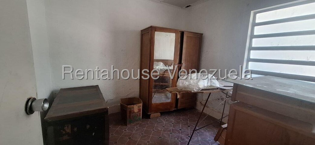 VENTA LOS CHORROS #27-1415 ¡Atención inversionistas y desarrolladores! Presentamos una oportunidad estratégica de alto rendimiento en Los Chorros. Se trata de un espectacular terreno de 513 m2 ideal para desarrollar el proyecto comercial o residencial que tienes en mente