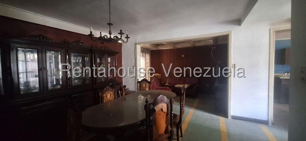 VENTA LOS CHORROS #27-1415 ¡Atención inversionistas y desarrolladores! Presentamos una oportunidad estratégica de alto rendimiento en Los Chorros. Se trata de un espectacular terreno de 513 m2 ideal para desarrollar el proyecto comercial o residencial que tienes en mente