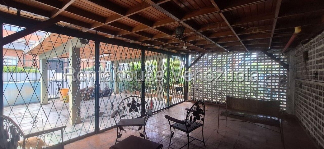 VENTA LOS CHORROS #27-1415 ¡Atención inversionistas y desarrolladores! Presentamos una oportunidad estratégica de alto rendimiento en Los Chorros. Se trata de un espectacular terreno de 513 m2 ideal para desarrollar el proyecto comercial o residencial que tienes en mente