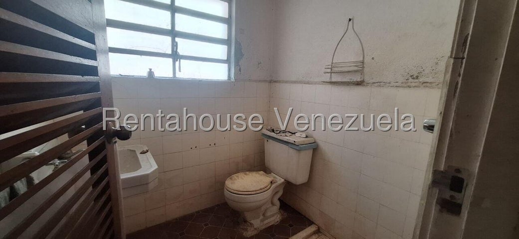 VENTA LOS CHORROS #27-1415 ¡Atención inversionistas y desarrolladores! Presentamos una oportunidad estratégica de alto rendimiento en Los Chorros. Se trata de un espectacular terreno de 513 m2 ideal para desarrollar el proyecto comercial o residencial que tienes en mente