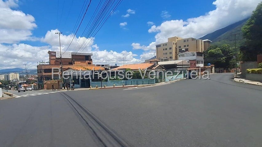 VENTA LOS CHORROS #27-1415 ¡Atención inversionistas y desarrolladores! Presentamos una oportunidad estratégica de alto rendimiento en Los Chorros. Se trata de un espectacular terreno de 513 m2 ideal para desarrollar el proyecto comercial o residencial que tienes en mente