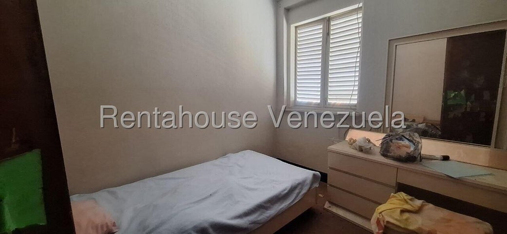 VENTA LOS CHORROS #27-1415 ¡Atención inversionistas y desarrolladores! Presentamos una oportunidad estratégica de alto rendimiento en Los Chorros. Se trata de un espectacular terreno de 513 m2 ideal para desarrollar el proyecto comercial o residencial que tienes en mente