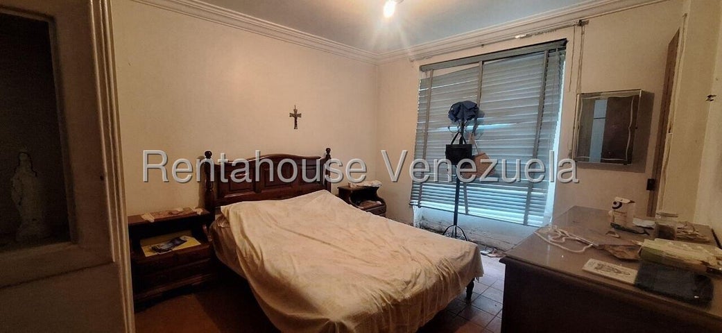 VENTA LOS CHORROS #27-1415 ¡Atención inversionistas y desarrolladores! Presentamos una oportunidad estratégica de alto rendimiento en Los Chorros. Se trata de un espectacular terreno de 513 m2 ideal para desarrollar el proyecto comercial o residencial que tienes en mente