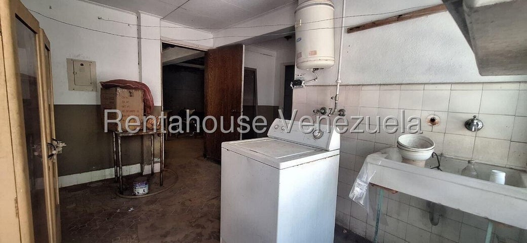 VENTA LOS CHORROS #27-1415 ¡Atención inversionistas y desarrolladores! Presentamos una oportunidad estratégica de alto rendimiento en Los Chorros. Se trata de un espectacular terreno de 513 m2 ideal para desarrollar el proyecto comercial o residencial que tienes en mente