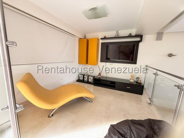 VENTA EL HATILLO  #27-425 Un hogar donde cada espacio invita a disfrutar la vida en familia. Este impecable Town House en la Urbanización Loma Linda, El Hatillo, está listo para recibir a una familia que valore la tranquilidad, la seguridad y el privilegio de vivir rodeada de naturaleza, sin renunciar al confort. Con tres niveles perfectamente distribuidos, esta propiedad ofrece amplios espacios para que cada miembro