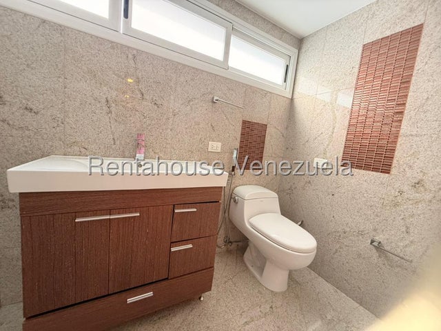 VENTA EL HATILLO  #27-425 Un hogar donde cada espacio invita a disfrutar la vida en familia. Este impecable Town House en la Urbanización Loma Linda, El Hatillo, está listo para recibir a una familia que valore la tranquilidad, la seguridad y el privilegio de vivir rodeada de naturaleza, sin renunciar al confort. Con tres niveles perfectamente distribuidos, esta propiedad ofrece amplios espacios para que cada miembro