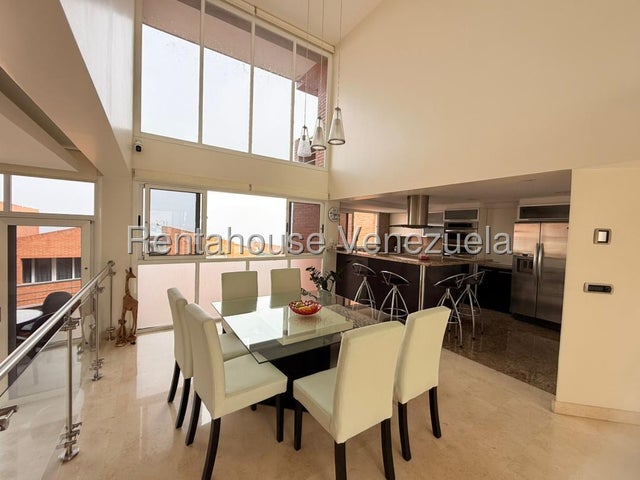 VENTA EL HATILLO  #27-425 Un hogar donde cada espacio invita a disfrutar la vida en familia. Este impecable Town House en la Urbanización Loma Linda, El Hatillo, está listo para recibir a una familia que valore la tranquilidad, la seguridad y el privilegio de vivir rodeada de naturaleza, sin renunciar al confort. Con tres niveles perfectamente distribuidos, esta propiedad ofrece amplios espacios para que cada miembro