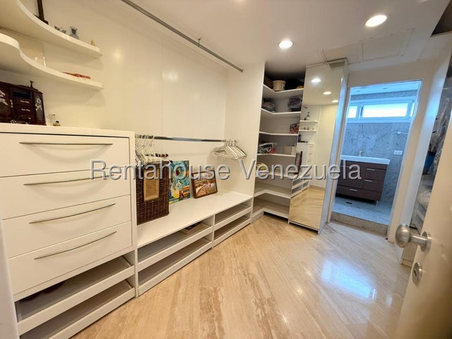 VENTA EL HATILLO  #27-425 Un hogar donde cada espacio invita a disfrutar la vida en familia. Este impecable Town House en la Urbanización Loma Linda, El Hatillo, está listo para recibir a una familia que valore la tranquilidad, la seguridad y el privilegio de vivir rodeada de naturaleza, sin renunciar al confort. Con tres niveles perfectamente distribuidos, esta propiedad ofrece amplios espacios para que cada miembro