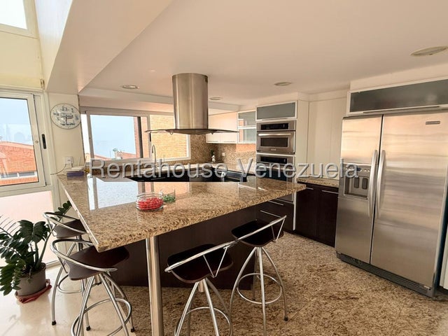VENTA EL HATILLO  #27-425 Un hogar donde cada espacio invita a disfrutar la vida en familia. Este impecable Town House en la Urbanización Loma Linda, El Hatillo, está listo para recibir a una familia que valore la tranquilidad, la seguridad y el privilegio de vivir rodeada de naturaleza, sin renunciar al confort. Con tres niveles perfectamente distribuidos, esta propiedad ofrece amplios espacios para que cada miembro