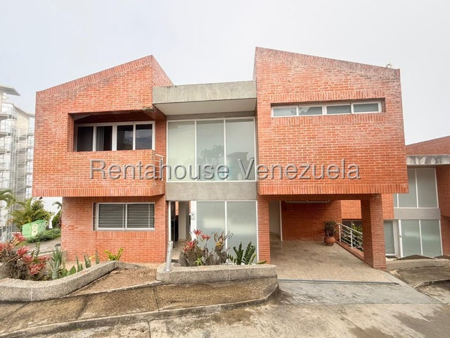 VENTA EL HATILLO  #27-425 Un hogar donde cada espacio invita a disfrutar la vida en familia. Este impecable Town House en la Urbanización Loma Linda, El Hatillo, está listo para recibir a una familia que valore la tranquilidad, la seguridad y el privilegio de vivir rodeada de naturaleza, sin renunciar al confort. Con tres niveles perfectamente distribuidos, esta propiedad ofrece amplios espacios para que cada miembro