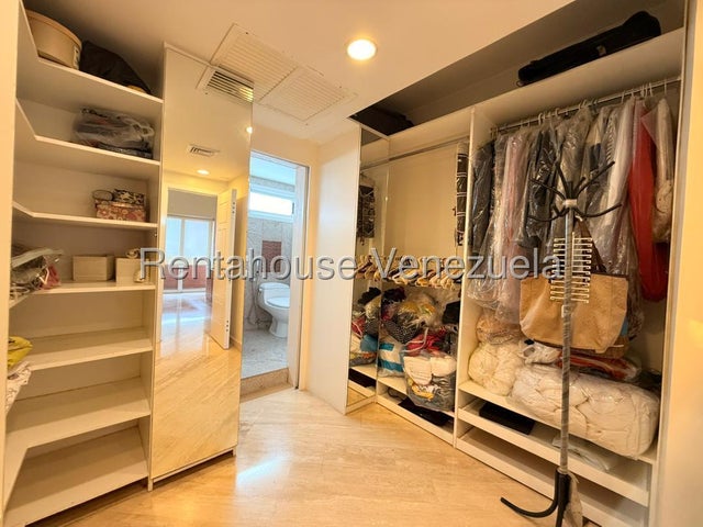 VENTA EL HATILLO  #27-425 Un hogar donde cada espacio invita a disfrutar la vida en familia. Este impecable Town House en la Urbanización Loma Linda, El Hatillo, está listo para recibir a una familia que valore la tranquilidad, la seguridad y el privilegio de vivir rodeada de naturaleza, sin renunciar al confort. Con tres niveles perfectamente distribuidos, esta propiedad ofrece amplios espacios para que cada miembro