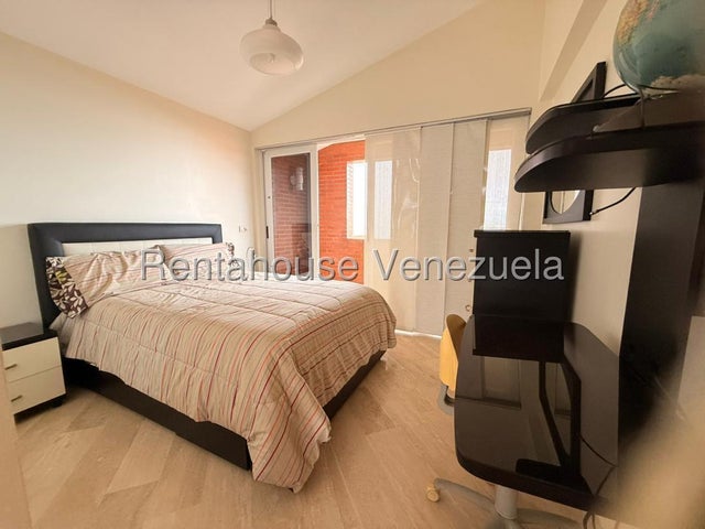 VENTA EL HATILLO  #27-425 Un hogar donde cada espacio invita a disfrutar la vida en familia. Este impecable Town House en la Urbanización Loma Linda, El Hatillo, está listo para recibir a una familia que valore la tranquilidad, la seguridad y el privilegio de vivir rodeada de naturaleza, sin renunciar al confort. Con tres niveles perfectamente distribuidos, esta propiedad ofrece amplios espacios para que cada miembro