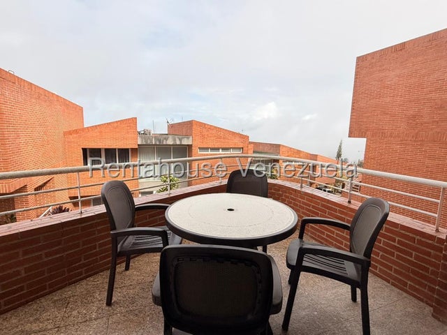 VENTA EL HATILLO  #27-425 Un hogar donde cada espacio invita a disfrutar la vida en familia. Este impecable Town House en la Urbanización Loma Linda, El Hatillo, está listo para recibir a una familia que valore la tranquilidad, la seguridad y el privilegio de vivir rodeada de naturaleza, sin renunciar al confort. Con tres niveles perfectamente distribuidos, esta propiedad ofrece amplios espacios para que cada miembro